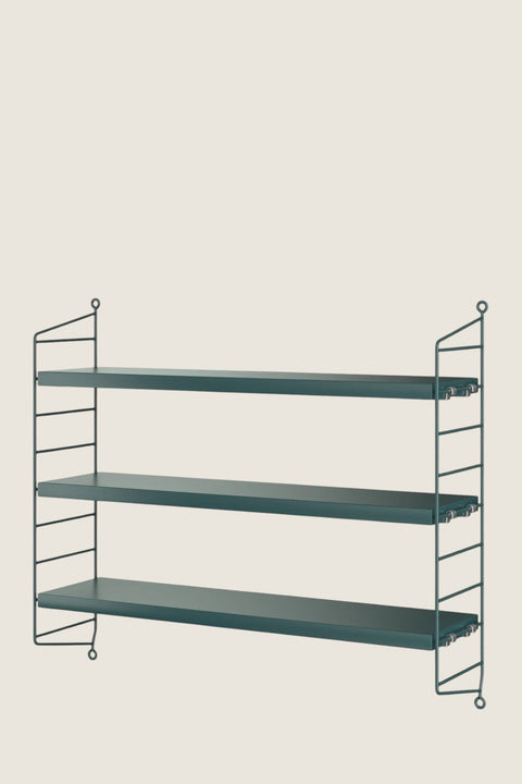 Bolina String Pocket shelf in Tegnergronn green with three metal shelves and wire side panels