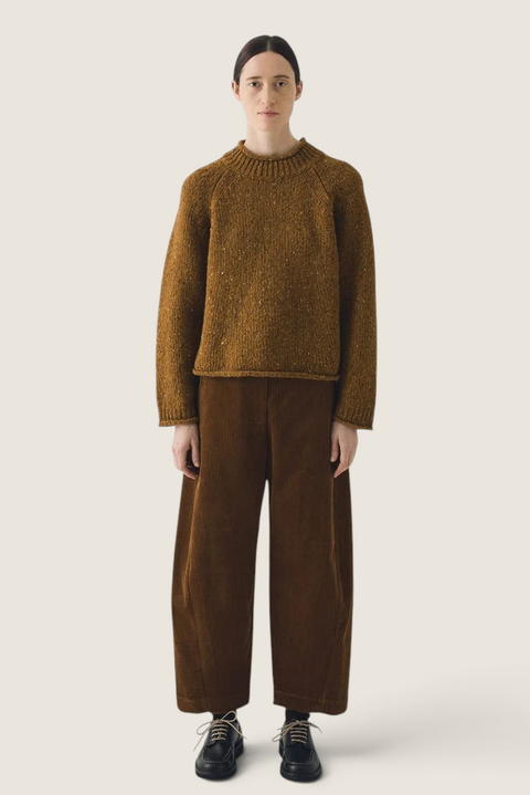 Bolina TOAST Orla straw-coloured Donegal wool sweater with raglan sleeves and rolled edges worn by a model