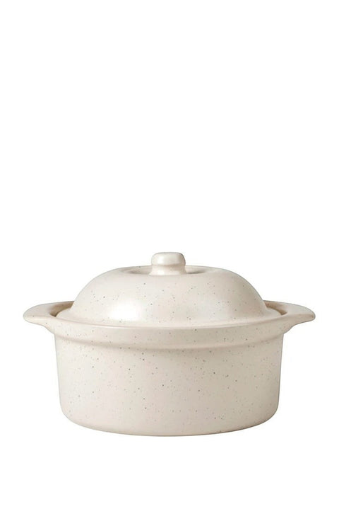 Bolina Vig beige glazed stoneware casserole dish with lid, speckled design, ideal for gratins and slow-cooked dishes.