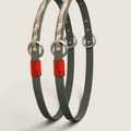 Bolina Topologie 20mm Webbing Loop i fargen Fern med justerbare O-ringer og rød logodetalj for vesker.