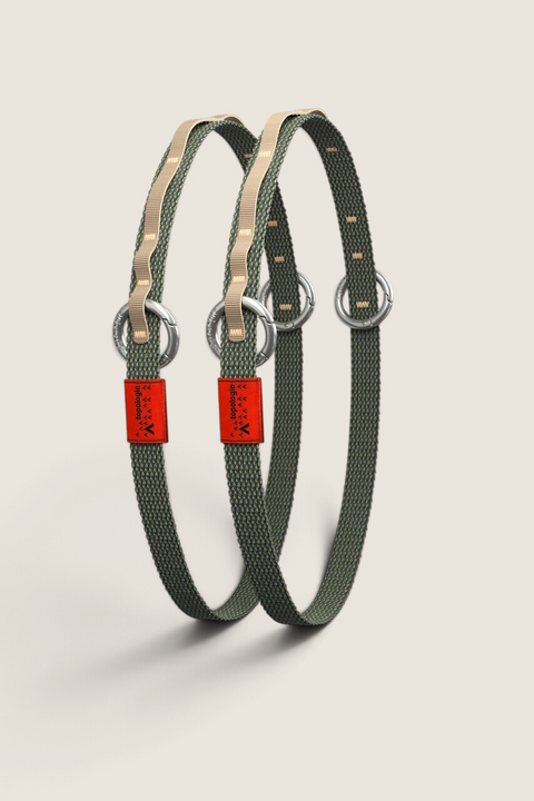 Bolina Topologie 20mm Webbing Loop i fargen Fern med justerbare O-ringer og rød logodetalj for vesker.