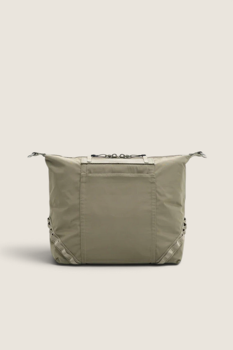 Bolina Explorer Tote Medium i mosegrønn teknisk sateng med praktiske rom og allsidig design for jobb og reise