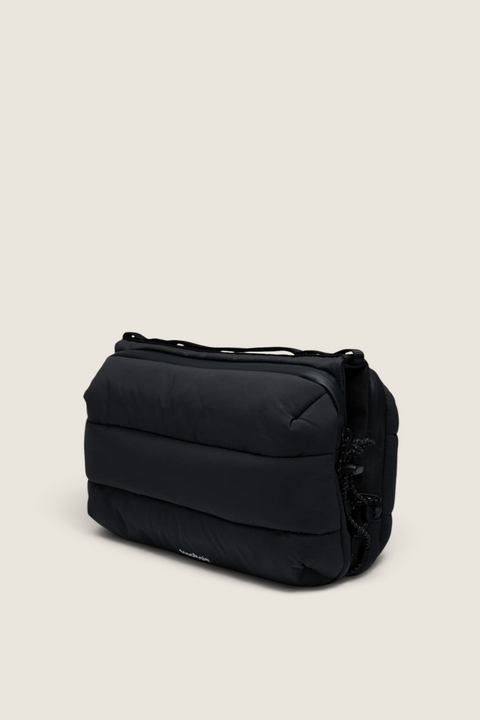 Bolina Topologie Bottle Sacoche Large puffer skulderveske i sort vattert materiale med dedikert flaskeholder.