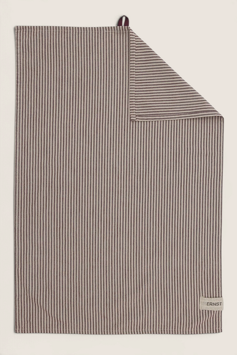 Bolina Ernst kjøkkenhåndkle med smale røde og beige striper i et rustikt og koselig design.