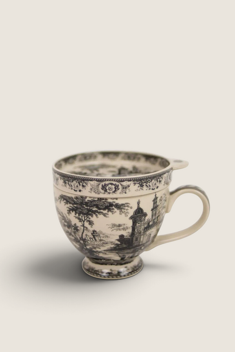 Bolina Estelle tekopp i sort og hvitt med klassisk Toile de Jouy-motiv og dekorative føtter.