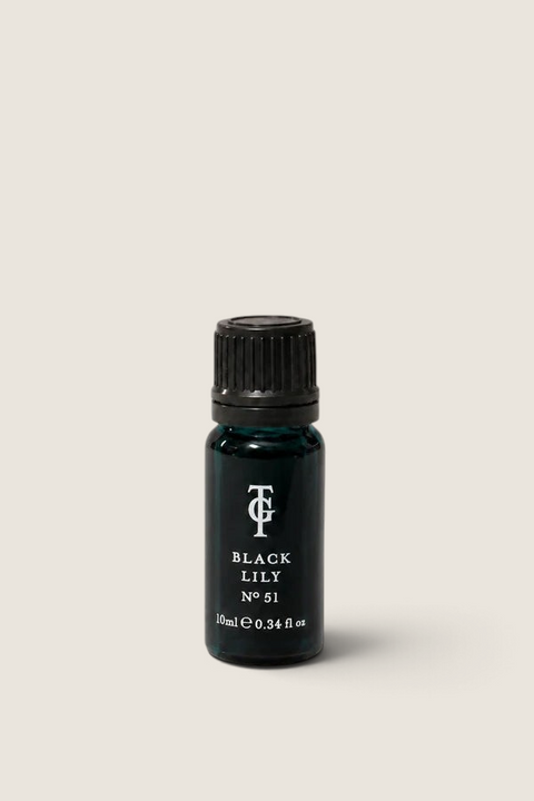 Bolina True Grace Black Lily duftolje på 10ml i en mørk glassflaske med sort kork for diffuser eller oljebrenner